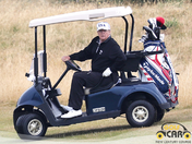 Дональд Трамп на гольф-каре E-Z-GO RXV
