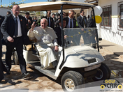 Папа Римский на гольф-каре E-Z-GO